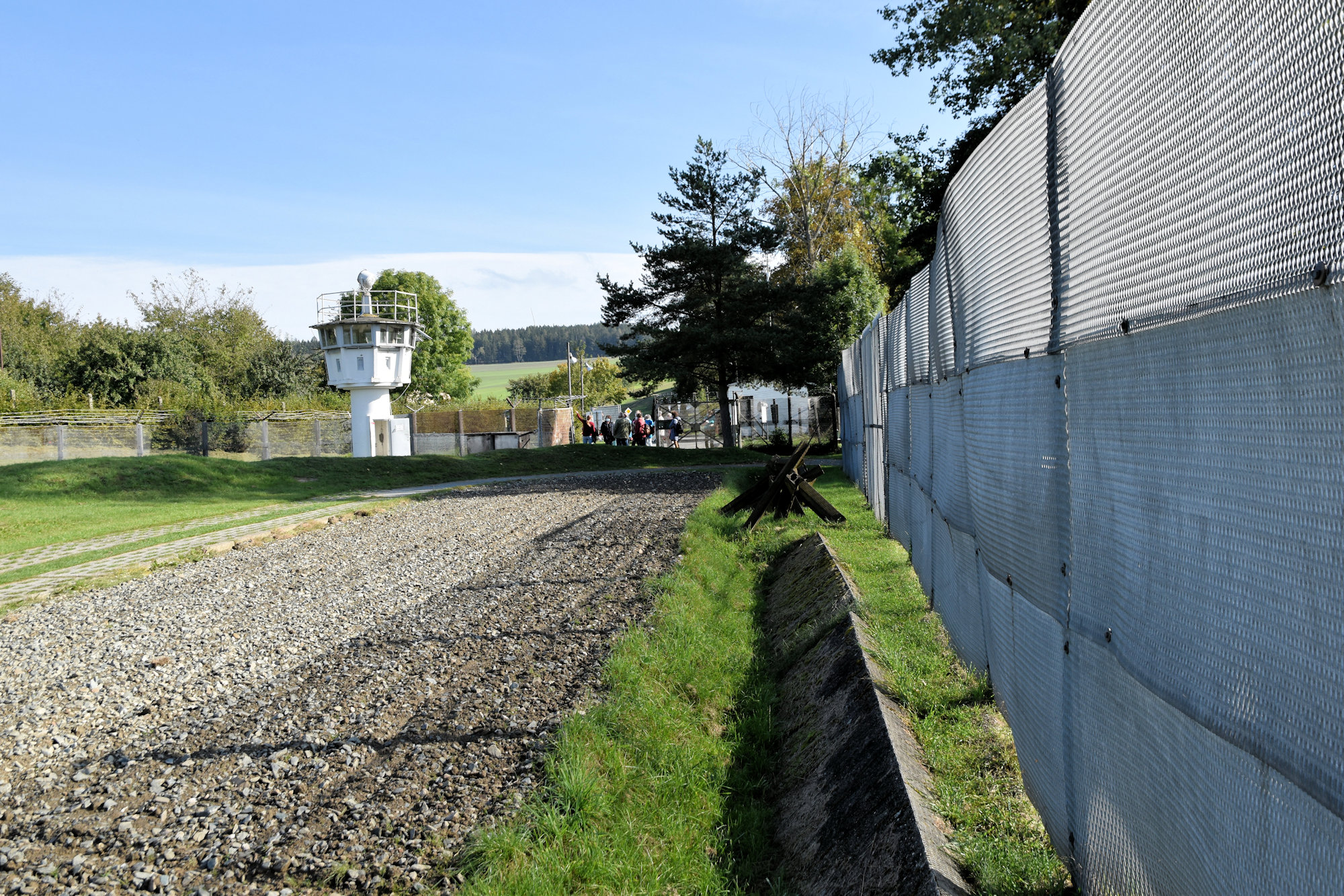 Aufbau der Mauer als Grenzbefestigung im Museum Mödlareuth
