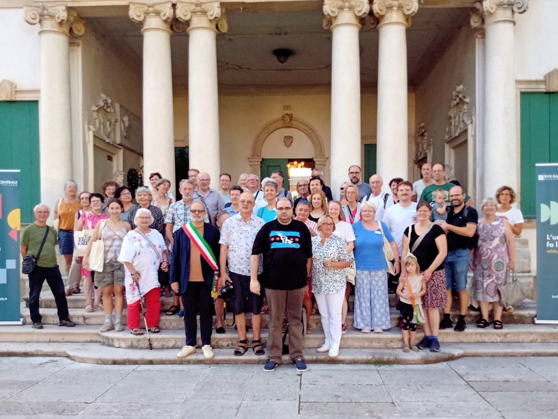 Die Gruppe vor dem Rathaus Dueville