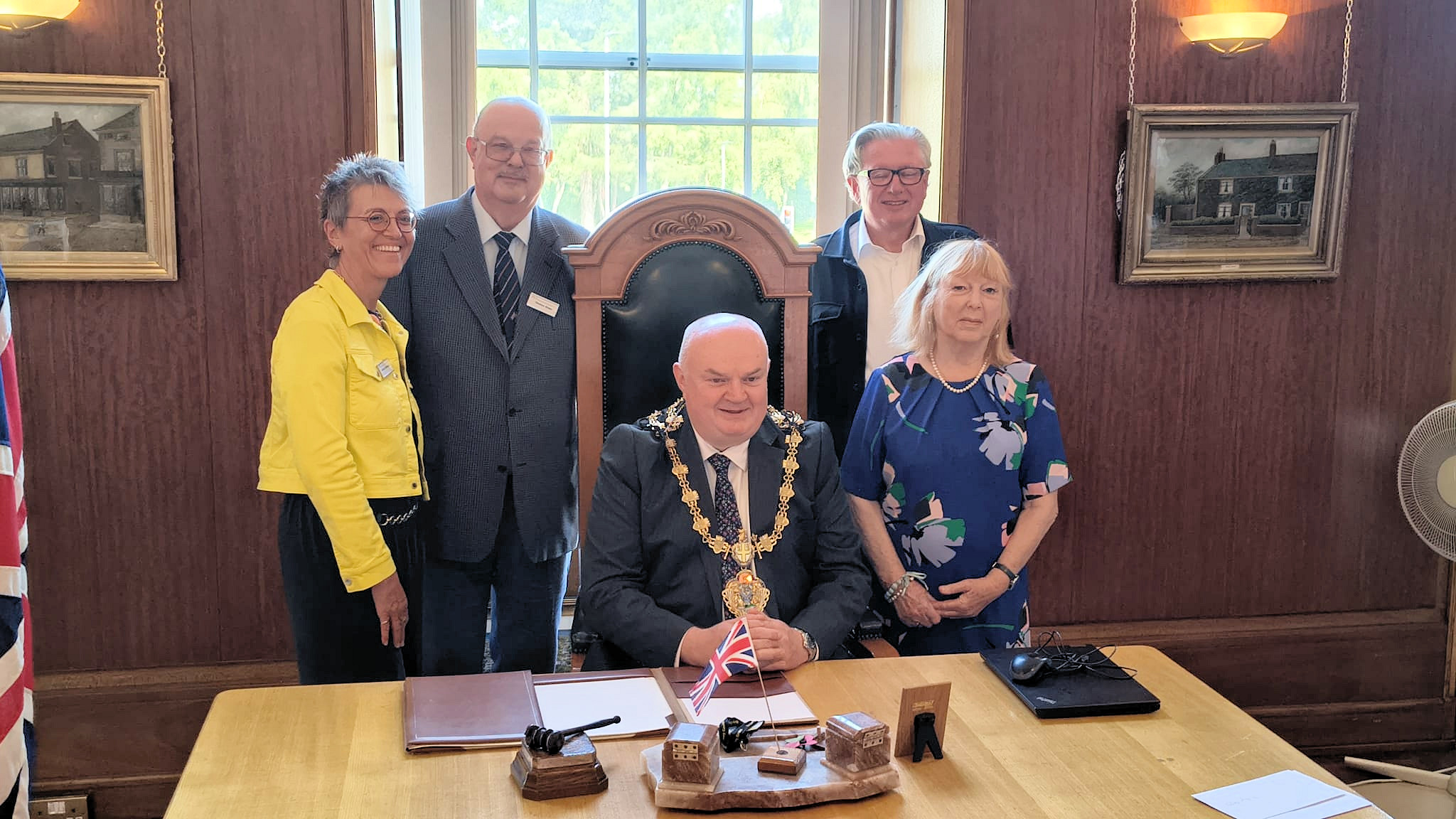 Die Vorsitzenden der Partnerschaftsvereine mit dem Bürgermeister von Bury