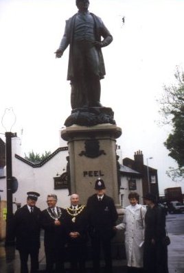 Die Bürgermeister von Bury und Schorndorf vor dem Peel-Denkmal